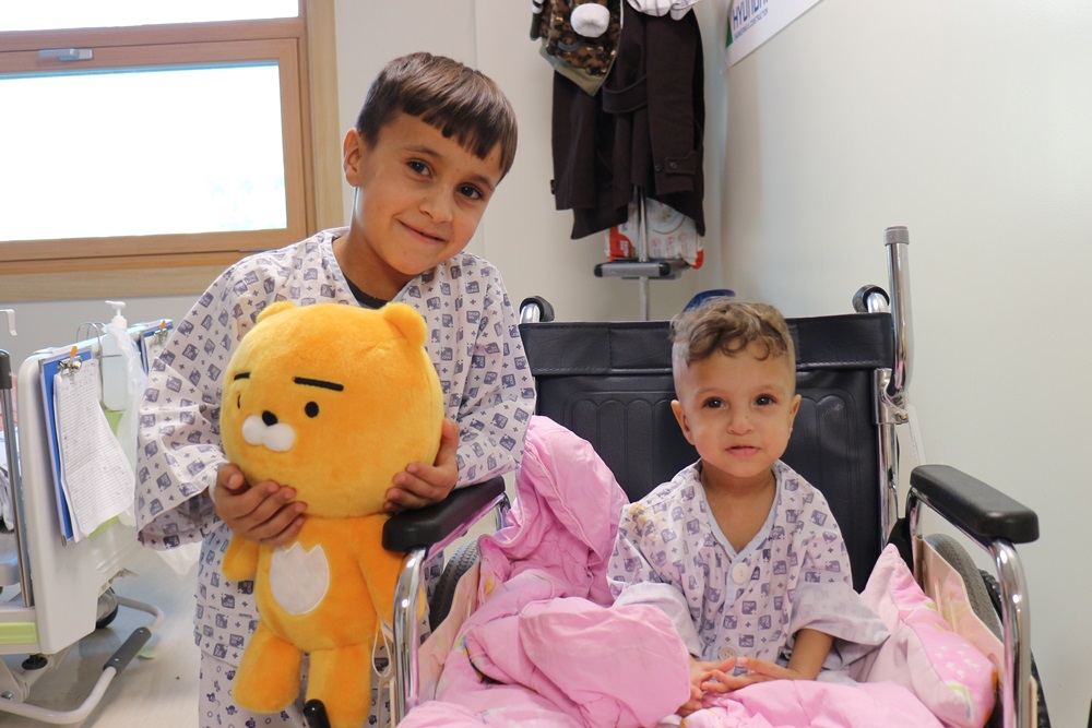 [사진1] 왼쪽부터 아칸 알리야스 챠토 테플라 샤빕 라잠 어린이가 환하게 웃고 있다.JPG